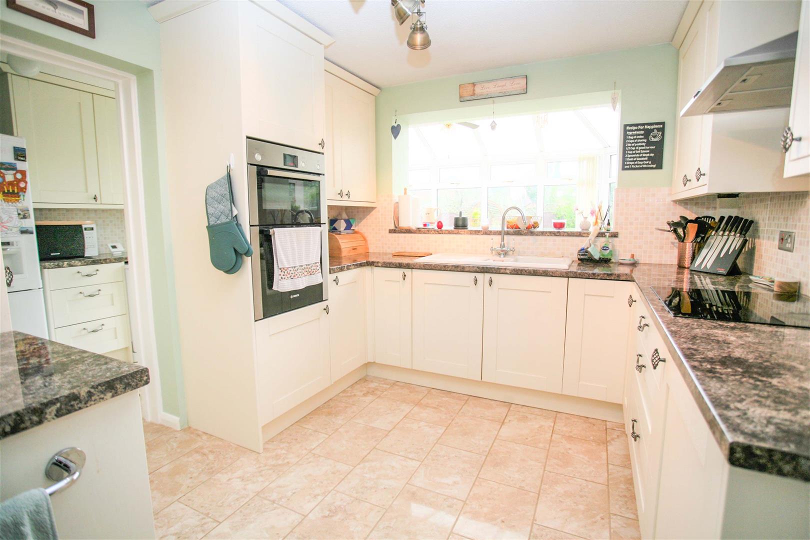 FITTED KITCHEN